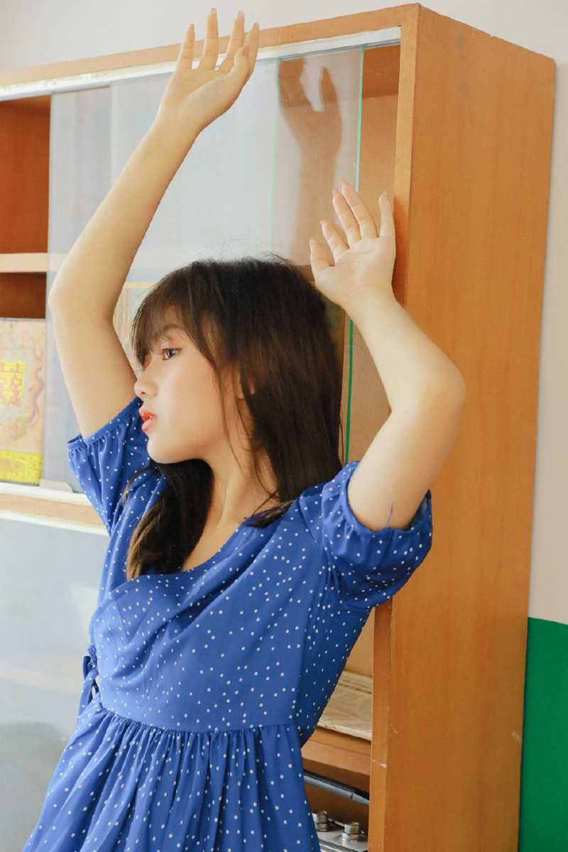 精选港风清纯美女蓝色长裙复古魅力艺术图片图册
