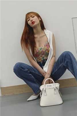 精选性感女神泫雅碎花吊带图片合集图册