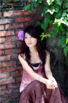 最新花丛下的美女吊带裙性感图片壁纸