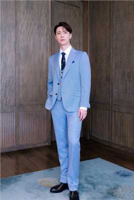 张艺兴莫兰迪蓝色系西装时尚图片