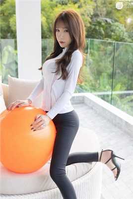 优质热爱瑜伽的运动美女户外性感图片相册