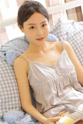 吊带裙少女慵懒风甜美图片