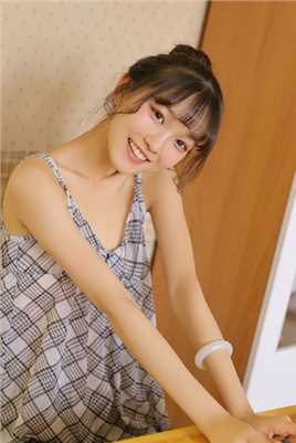 高清方格吊带裙少女慵懒风甜美图片图集
