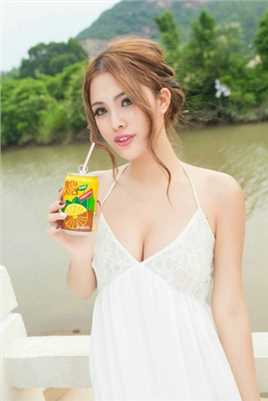 高清人气模特美女深V吊带白裙户外飘逸性感图片图集