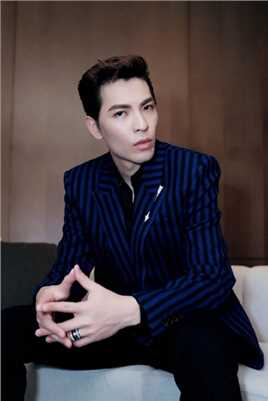 最全"雨神"萧敬腾蓝色条纹西装帅气时尚大片相册