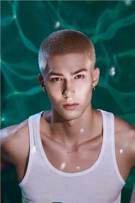 特别专辑INTO1成员米卡金发寸头硬朗时尚大片