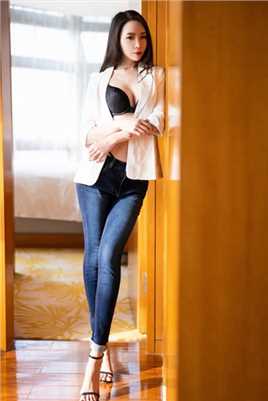 优质高挑美女黑色蕾丝内衣性感相册