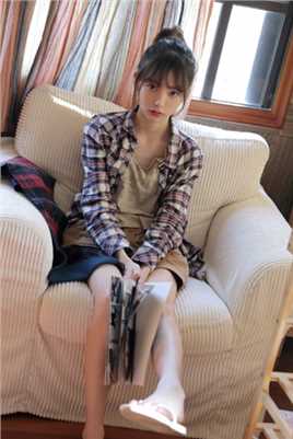 闷闷不乐的丸子头清纯长腿校花居家摄影图片