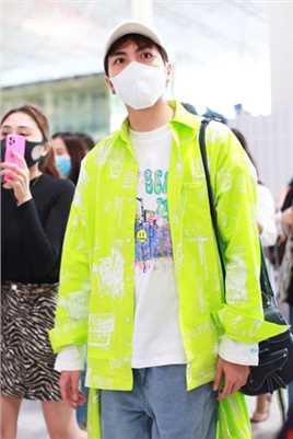 优质在《偶像练习生》秦奋黄色衬衣机场亮眼时尚穿搭热图中的相册