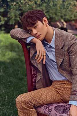 特别专辑王凯绅士男棕色系西装森林庄园时尚杂志封面图片