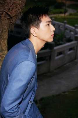 最新《亲爱的热爱的》李现蓝色西装户外氛围感时尚壁纸