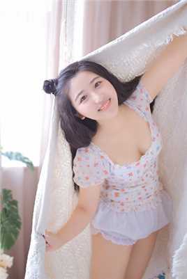 人气模特低胸碎花上衣清新风格甜美套图