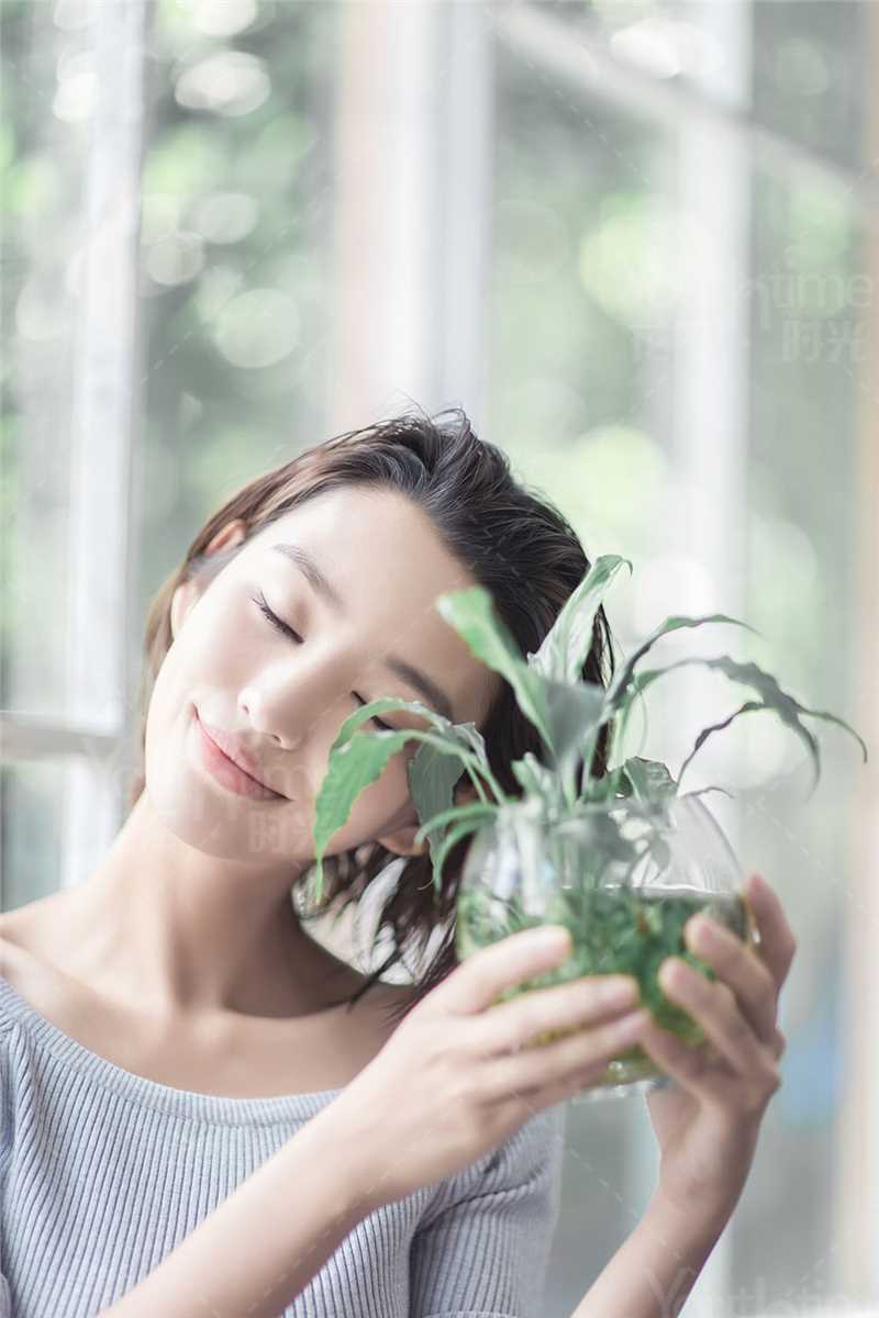 湿发美女超短裤性感图片