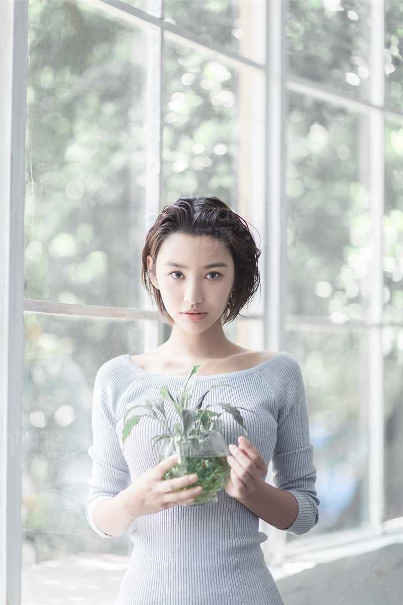 湿发美女超短裤性感图片