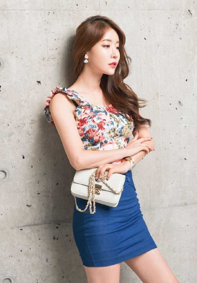 高清丰满美女超短裙性感图片图集