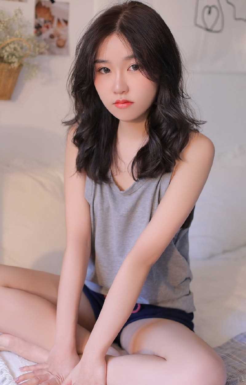 精选红唇美女吊带私房性感图片图册