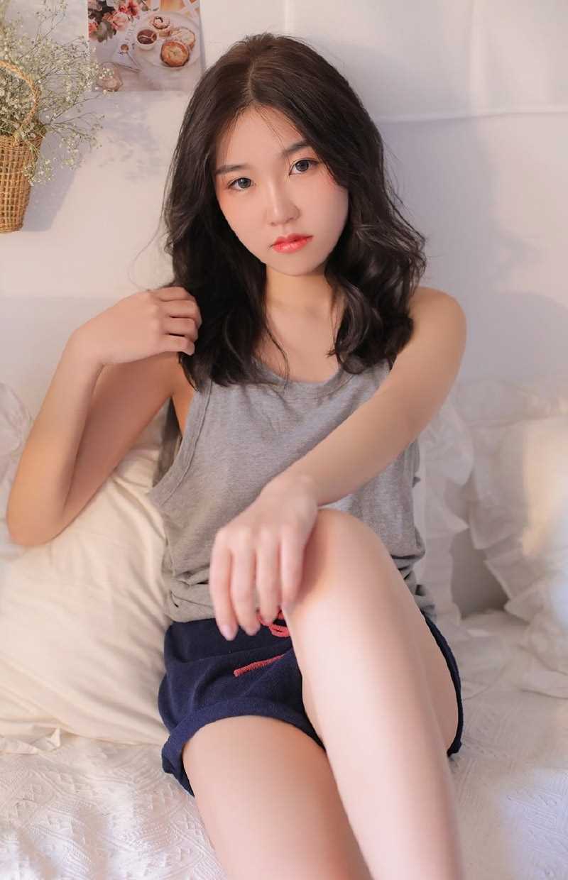 精选红唇美女吊带私房性感图片图册