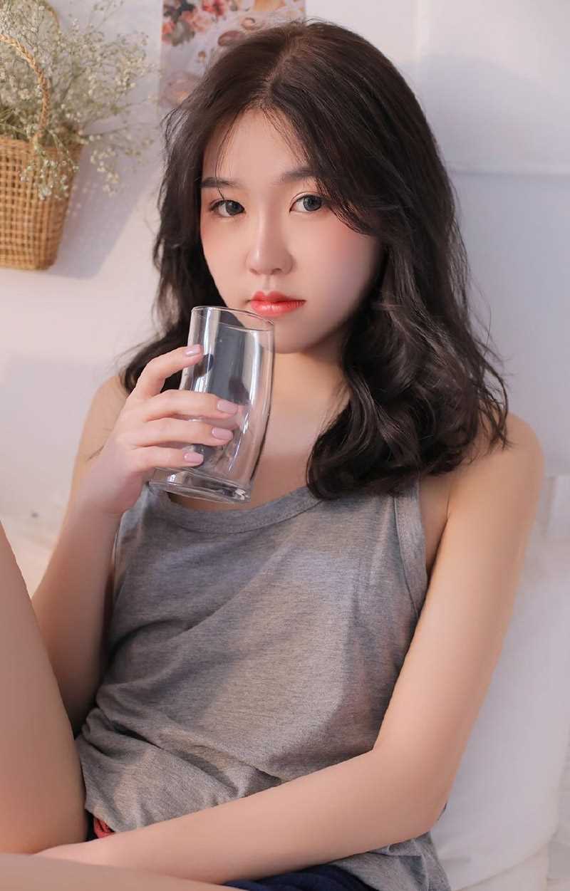 精选红唇美女吊带私房性感图片图册