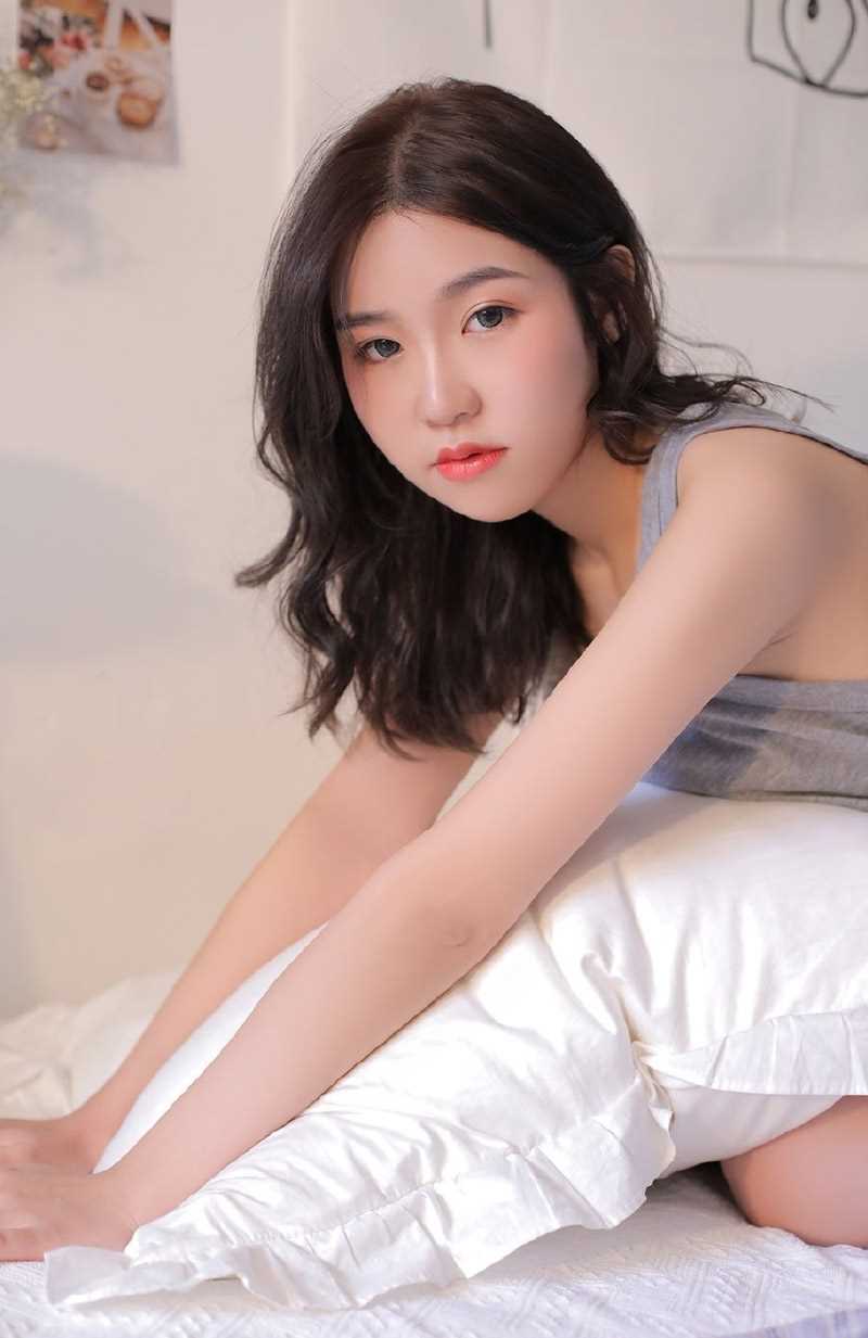 精选红唇美女吊带私房性感图片图册