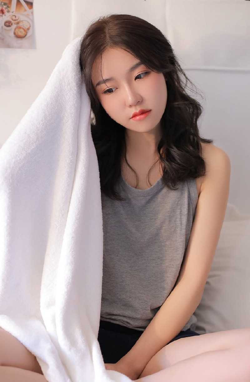 精选红唇美女吊带私房性感图片图册