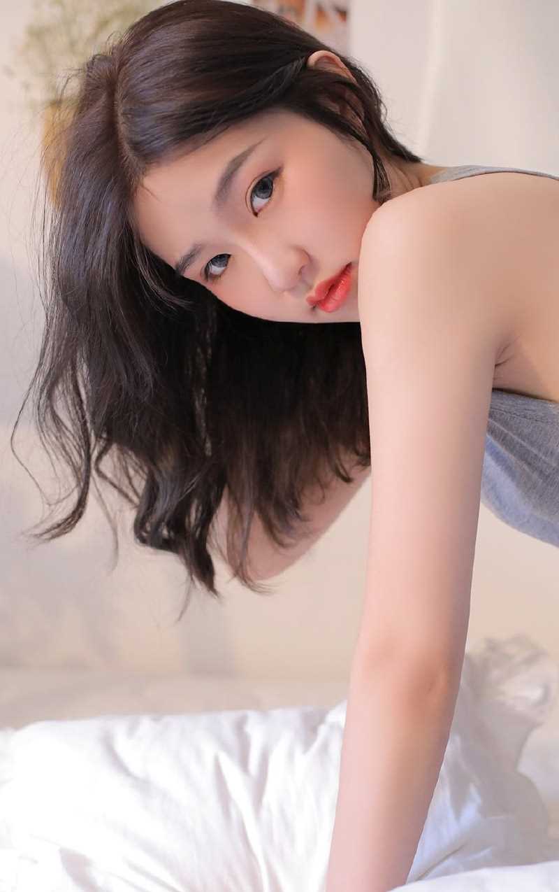 精选红唇美女吊带私房性感图片图册