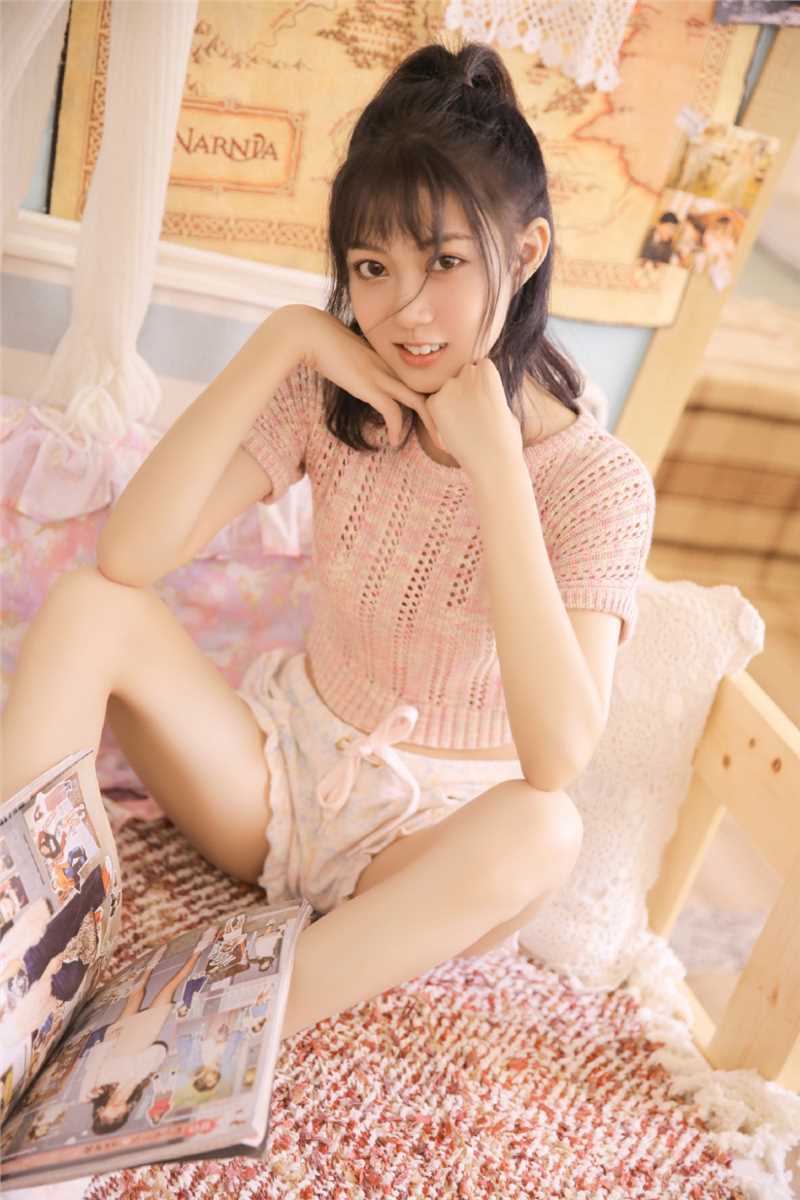 精选人气嫩模针织镂空露脐装性感图册