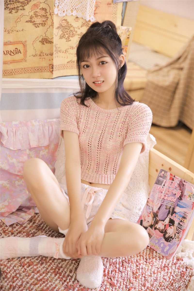 精选人气嫩模针织镂空露脐装性感图册