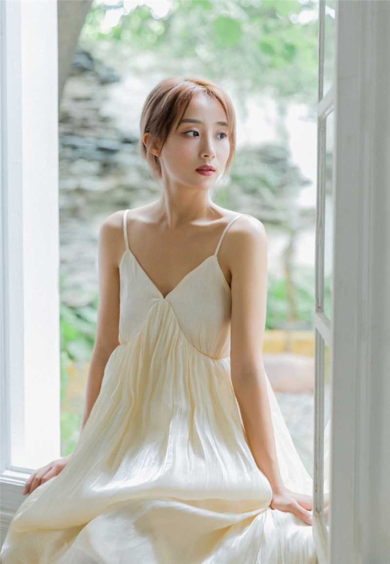 最全清纯美女白色吊带裙唯美图片壁纸