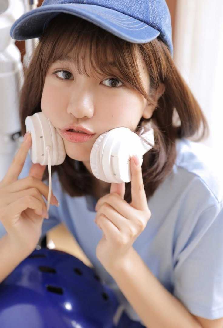 最新甜美女孩运动装唯美图片壁纸