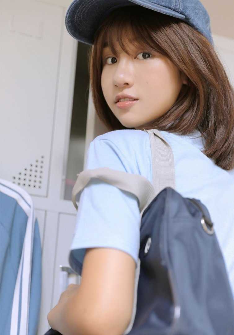 最新甜美女孩运动装唯美图片壁纸