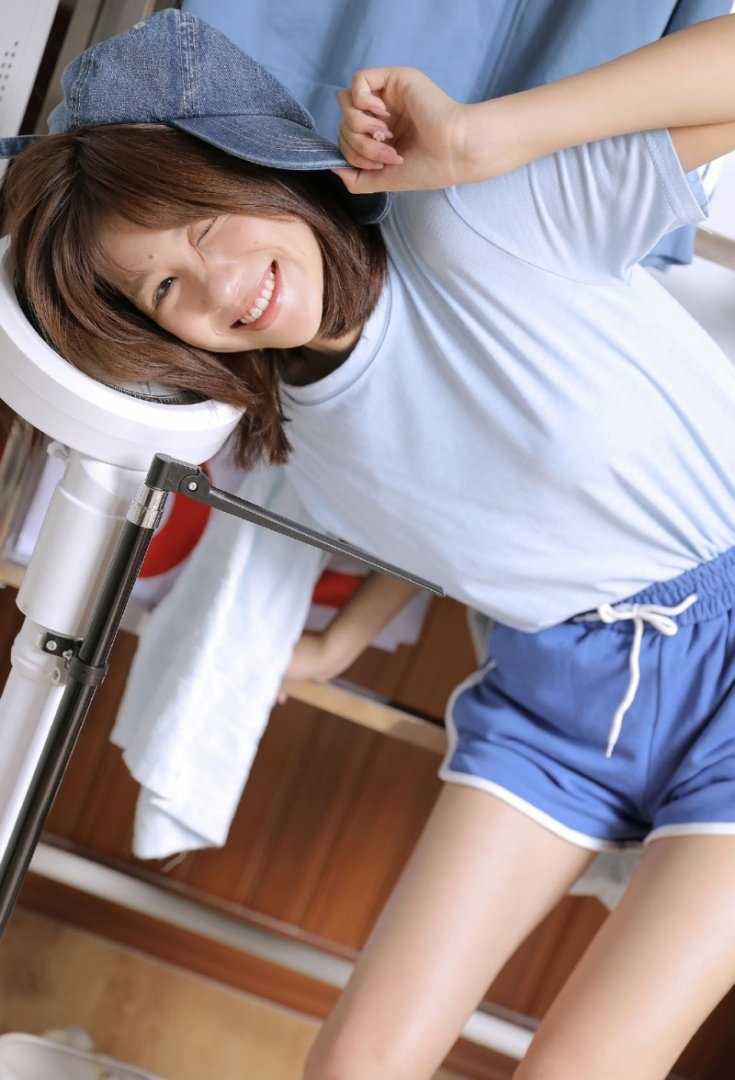 最新甜美女孩运动装唯美图片壁纸