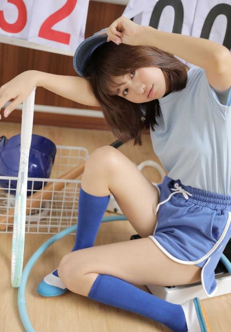最新甜美女孩运动装唯美图片壁纸