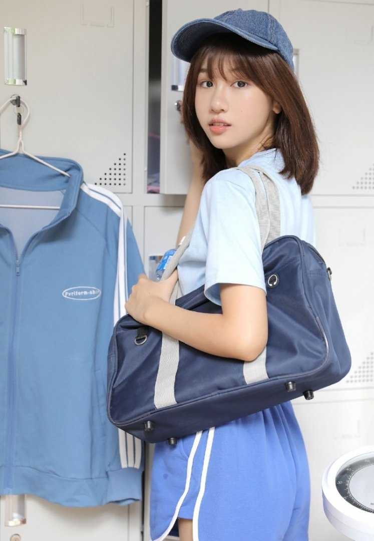 最新甜美女孩运动装唯美图片壁纸