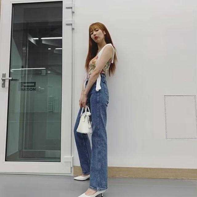 精选性感女神泫雅碎花吊带图片合集图册