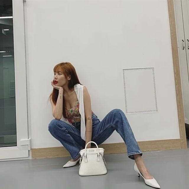 精选性感女神泫雅碎花吊带图片合集图册