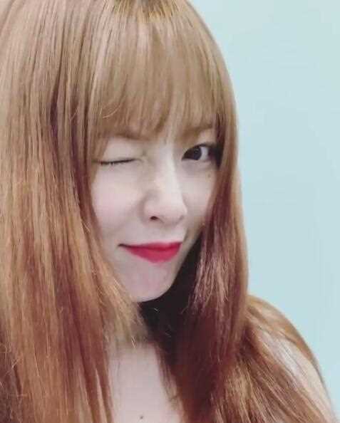 精选性感女神泫雅碎花吊带图片合集图册