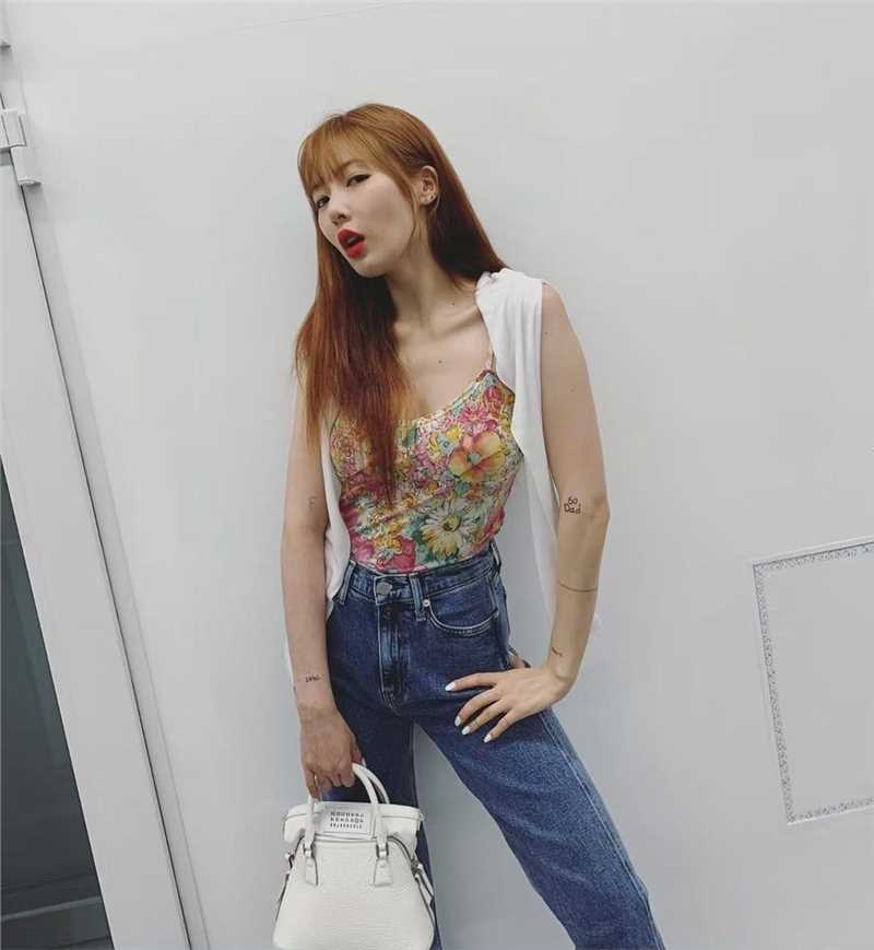 精选性感女神泫雅碎花吊带图片合集图册