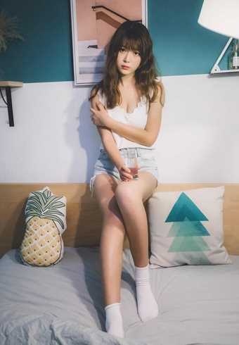 精选性感女神泫雅碎花吊带图片合集图册