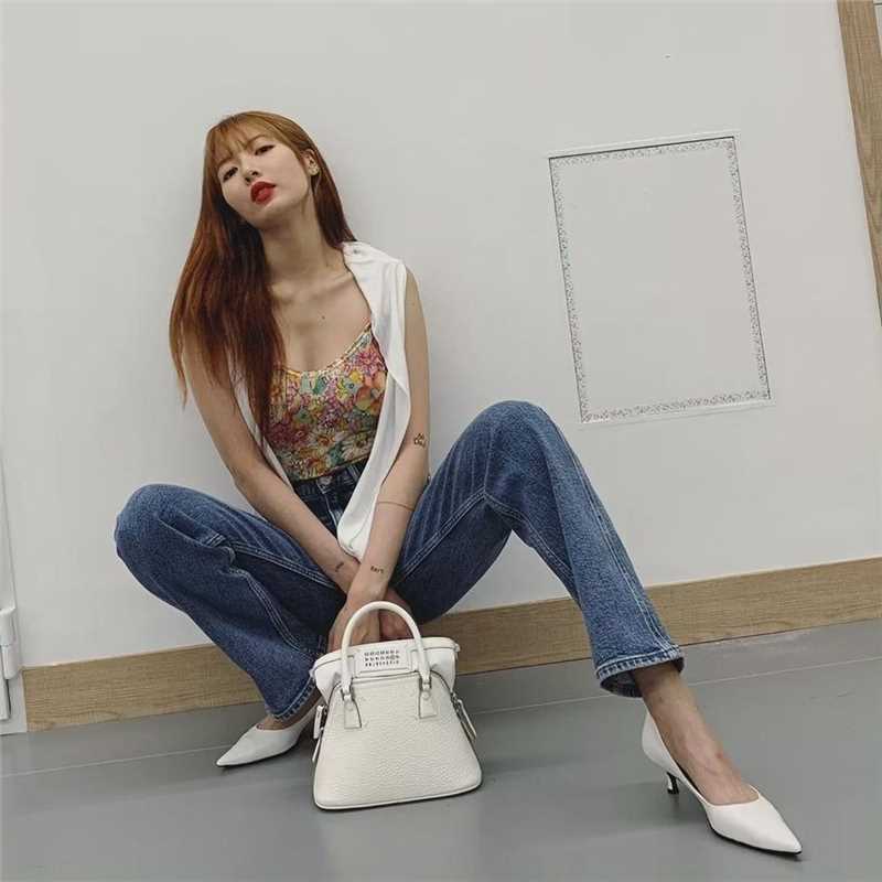 精选性感女神泫雅碎花吊带图片合集图册