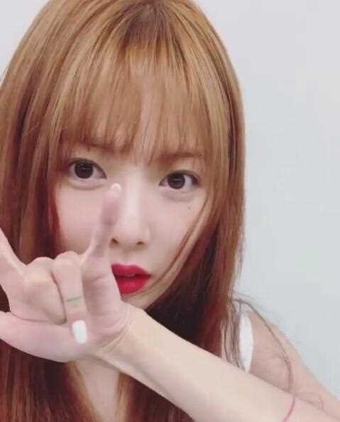 精选性感女神泫雅碎花吊带图片合集图册