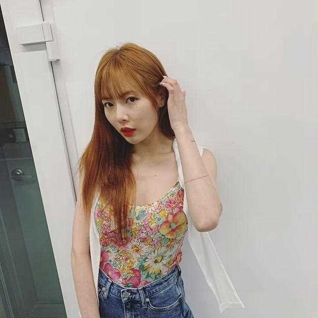 精选性感女神泫雅碎花吊带图片合集图册