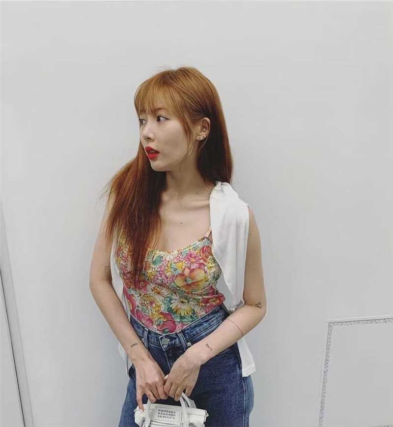 精选性感女神泫雅碎花吊带图片合集图册