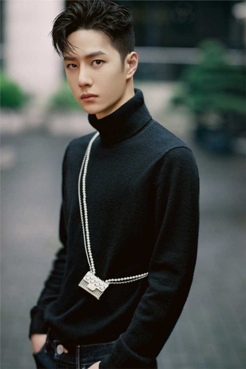 最新王一博黑色高领毛衣户外时尚图集