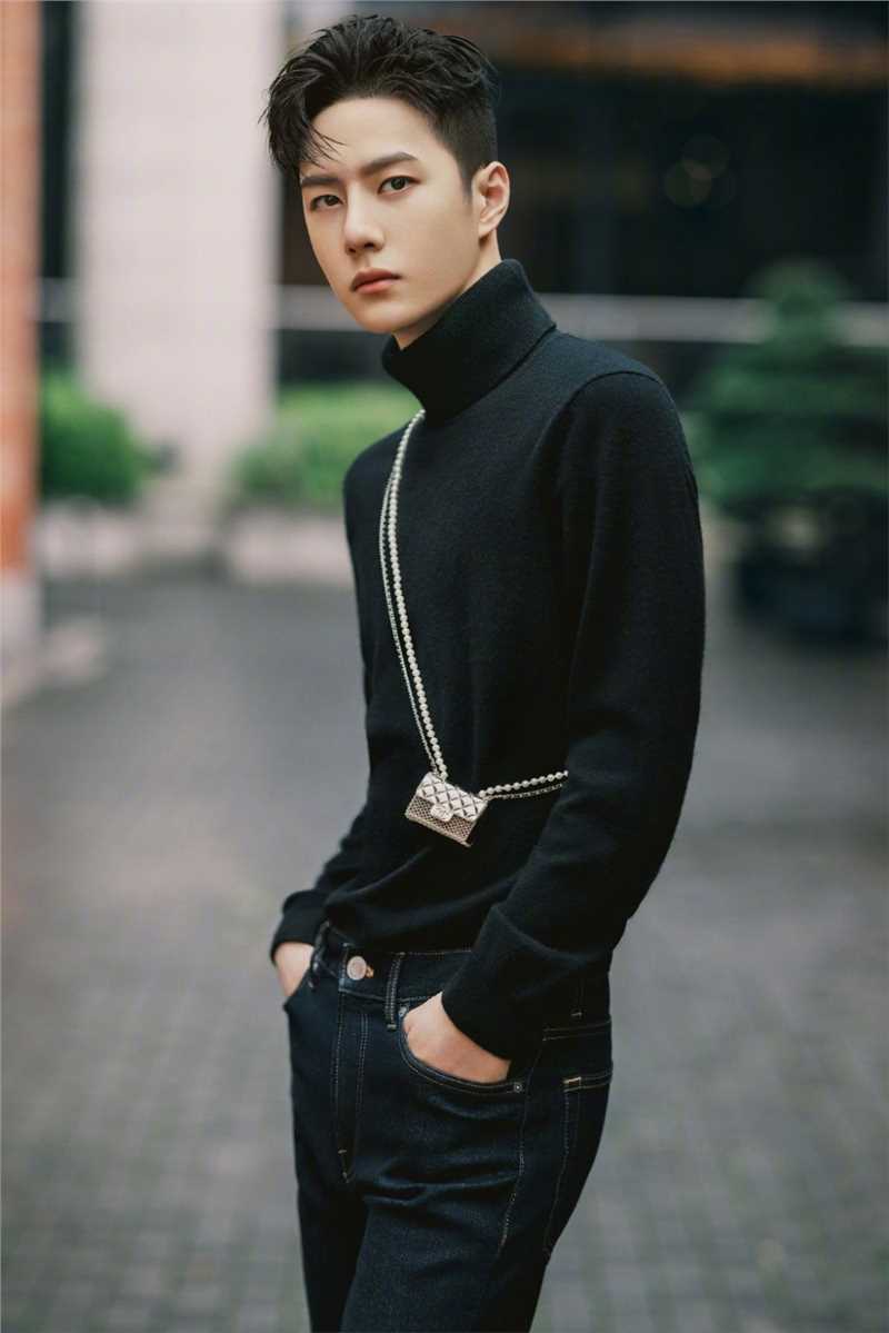 最新王一博黑色高领毛衣户外时尚图集