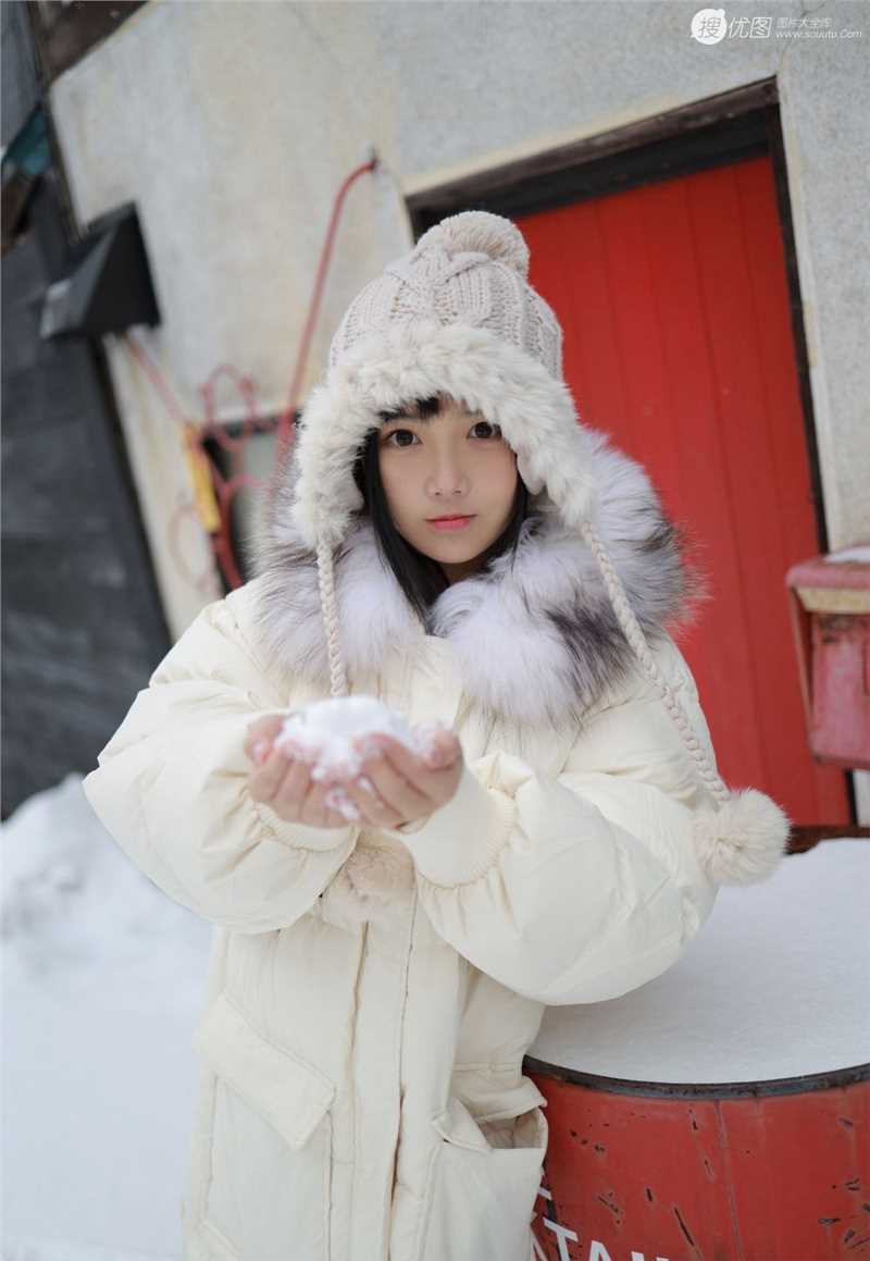 最全冬日少女雪地相册