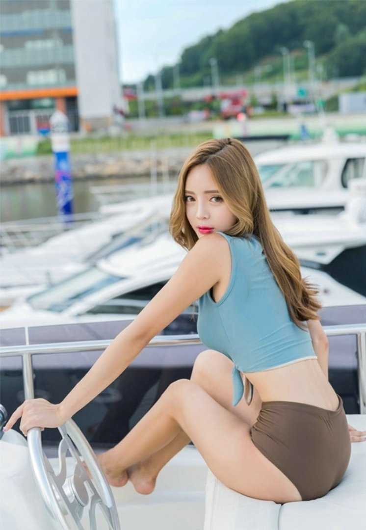 高清游艇上的比基尼美女夏日性感图集