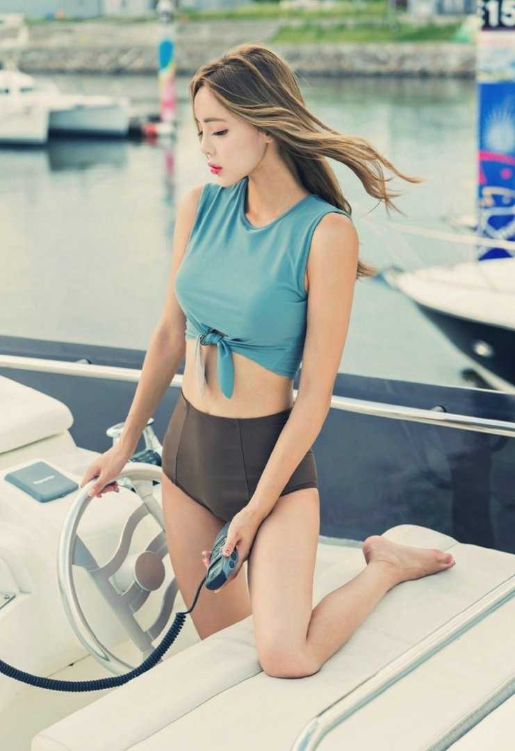 高清游艇上的比基尼美女夏日性感图集