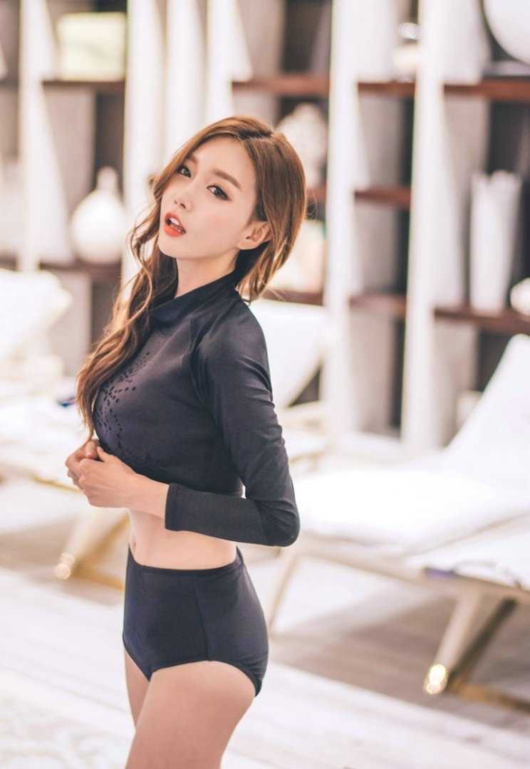 特别专辑性感嫩模黑色比基尼泳池魅惑图片