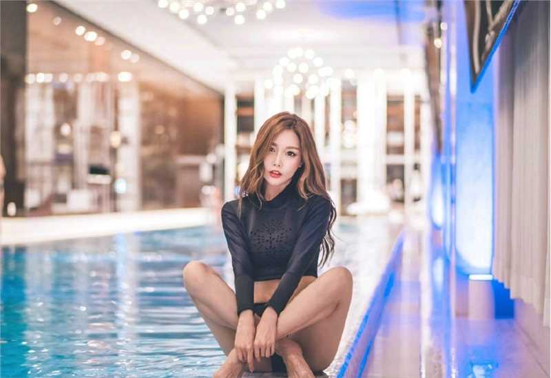 特别专辑性感嫩模黑色比基尼泳池魅惑图片