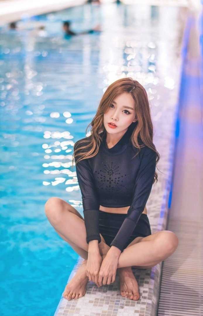 特别专辑性感嫩模黑色比基尼泳池魅惑图片